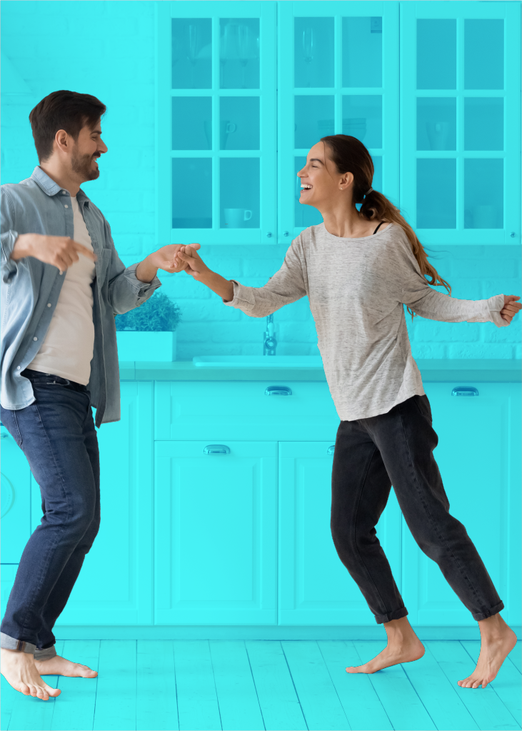 pareja bailando feliz